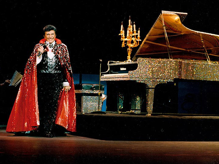 Images Music/KP WC Music 6 Vocal & Piano, unknown, Las_Vegas_Strip_-_Liberace_on_Stage.jpg